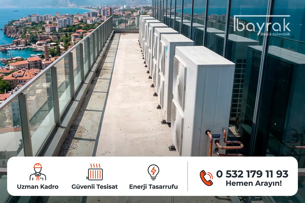 Antalya'da modern bir binanın terasına kurulu Bayrak Enerji profesyonel klima vrf multi sistemi dış üniteleri.